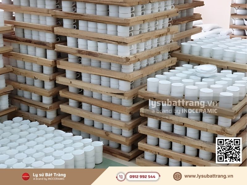 Hoạt động sản xuất và kiểm tra chất lượng đơn hàng tại Gốm Sứ Sáng Tạo