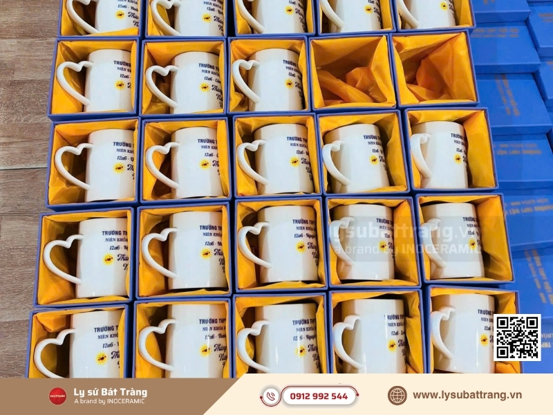 Ly sứ trường học là món quà tặng lưu niệm lý tưởng nhờ sự kết hợp hoàn hảo giữa tính thực dụng hàng ngày và khả năng lưu giữ kỷ niệm sâu sắc
