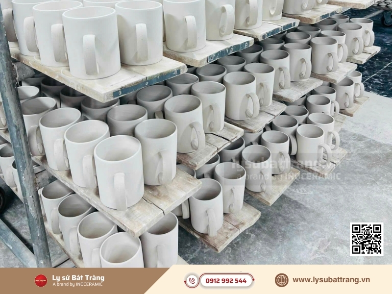 Tại Việt Nam, có nhiều đơn vị uy tín chuyên sản xuất và in ấn ly sứ cho khối giáo dục. Tùy vào ngân sách và phong cách mong muốn.