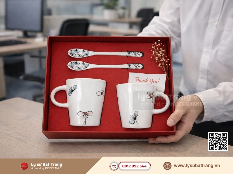 Ly sứ có hộp riêng cho bộ Onboarding cực kỳ quan trọng vì nó tạo cảm giác chỉn chu, chuyên nghiệp ngay từ ngày đầu nhân viên nhận việc