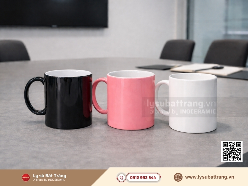 Men bóng luôn đứng đầu về khả năng dễ vệ sinh. Ly sứ men bóng là lựa chọn "quốc dân" cho những ai ưu tiên sự sạch sẽ và nhanh gọn