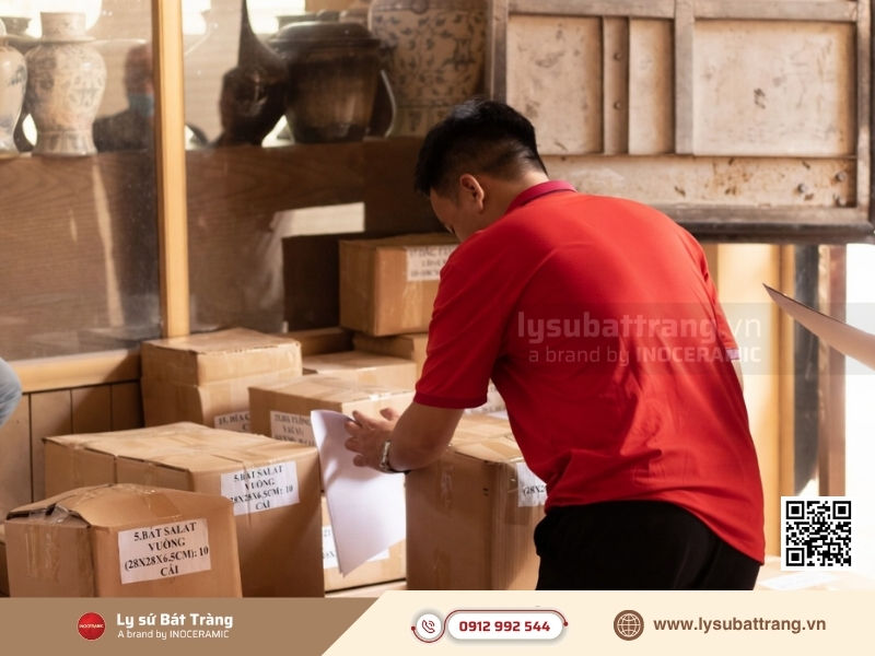Giao hàng và nghiệm thu đơn hàng ly sứ OEM là bước cuối cùng khép lại toàn bộ quy trình gia công, chuyển giao quyền sở hữu sản phẩm từ xưởng sản xuất sang cho doanh nghiệp của bạn.