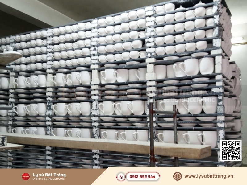 Các xưởng này cung cấp giải pháp trọn gói từ tạo hình, tráng men đến in ấn logo, giúp tạo ra sản phẩm mang dấu ấn thương hiệu riêng.