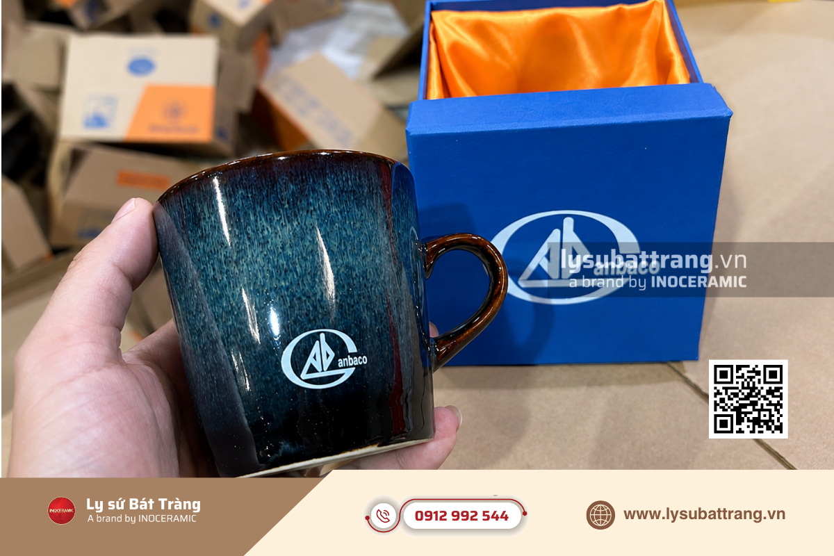 Logo doanh nghiệp sẽ bám chặt và hòa quyện vĩnh viễn vào lớp men sứ