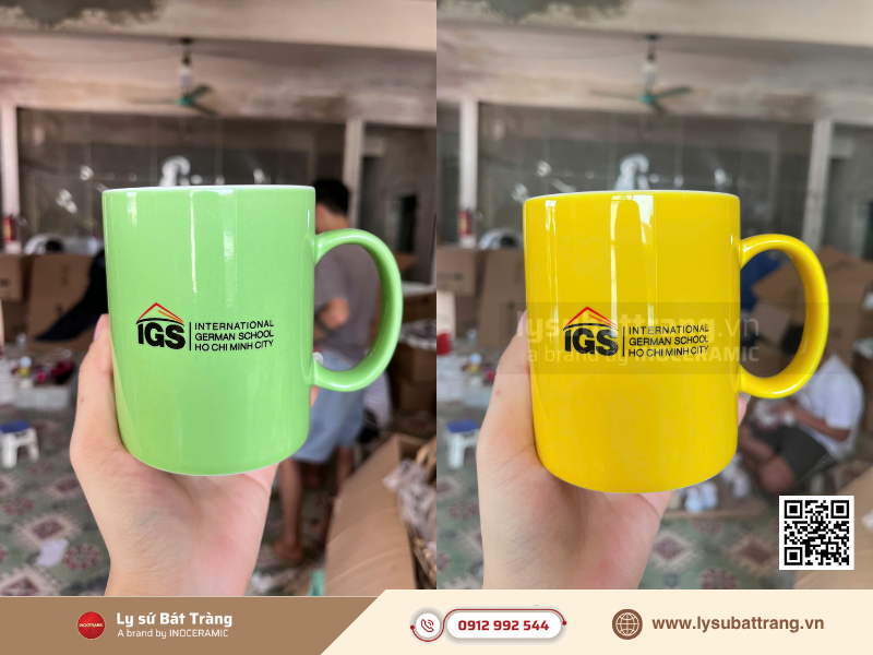 Ly sứ men màu xanh và vàng in logo trường Quốc tế Đức IGS gia công trực tiếp tại Xưởng